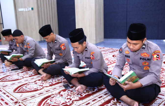 Menggapai Berkah, Menguatkan Pelayanan: Divhumas Polri Gelar Pengajian dan Khataman Al-Qur’an